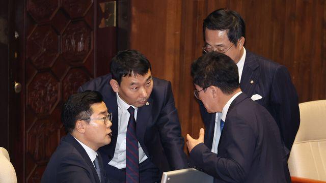 민주, ‘김건희·채상병 특검법, 지역화폐법 미루자’는 우원식 제안 수용키로