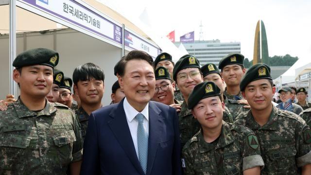 尹, 추석 연휴 기간 의료 현장 점검…장병들에 간식도 전달