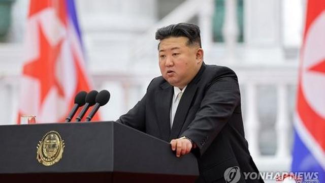 북, 우라늄 농축시설 첫 공개…김정은 