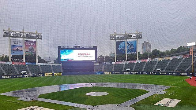 종일 내린 비에 잠실 그라운드 물바다 됐다…12일 키움-LG전 우천 취소→26일 예비일 재편성 [잠실 라이브]