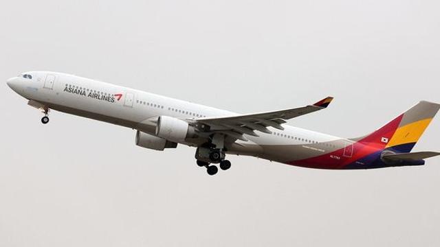 귀걸이 날아갈 정도로 맞은 여승무원을 보며 아시아나 사무장이 한 말