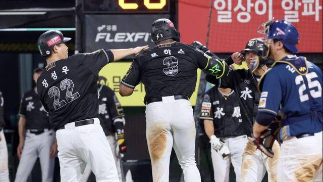 '로하스 솔로포·만루포에 소형준 복귀까지' KT, NC 꺾고 3연승…가을야구 보인다 [IS 수원]