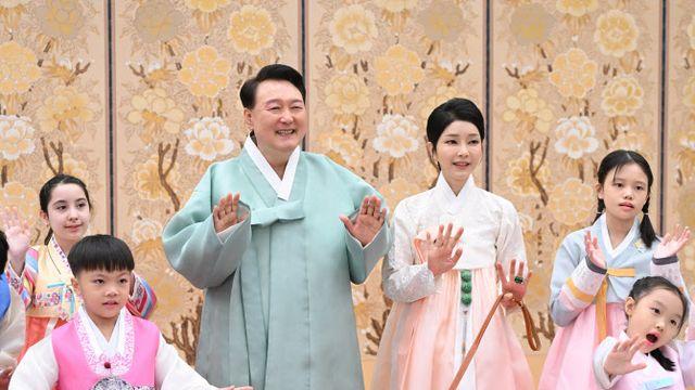 尹대통령, 추석 대국민 메시지 공개…金여사도 함께 촬영