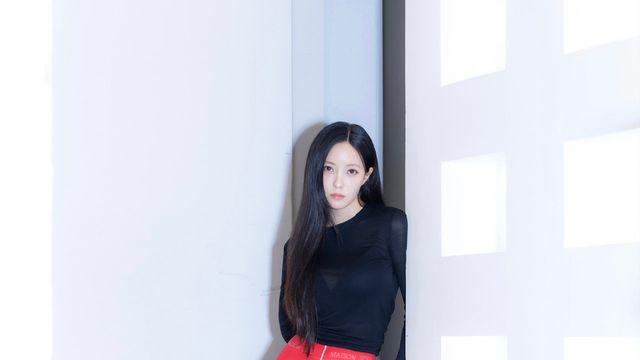 효민, 강렬한 레드와 시크한 블랙의 조화…독보적인 스타일링 눈길
