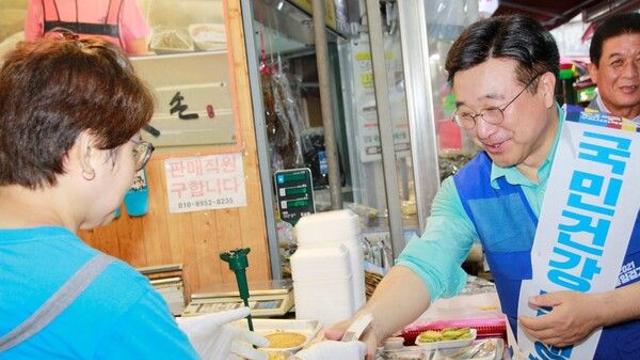 윤호중 의원, 추석 장보기로 민생 소통하며 전통시장 활성화 앞장