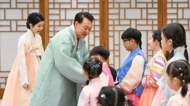 윤 대통령 부부 영상 통해 추석 인사 