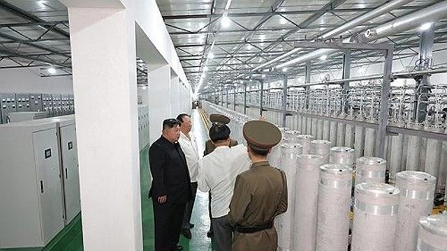 북, 우라늄 농축시설 첫 공개…김정은 
