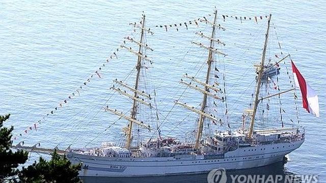 인도네시아 해군 실습함 비마수치함 부산작전기지 입항