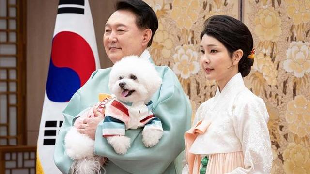 반려견 써니 안고 '추석 인사' 하는 윤석열 대통령과 김건희 여사