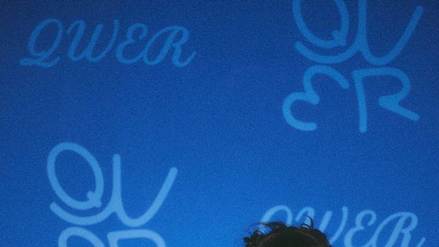QWER 히나, 도발적 기자회견 콘셉트 포토