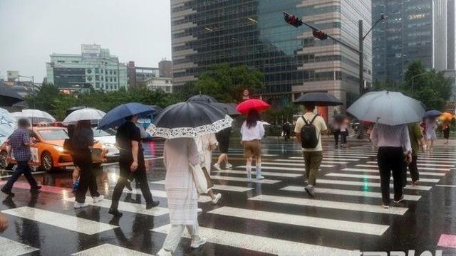 [오늘의 날씨] 추석 연휴 앞두고 ‘더위’ 계속···전국 ‘소나기’ 소식