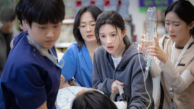 의사 된 고윤정 올해 못 본다, '슬기로울 전공의생활' 편성 난항