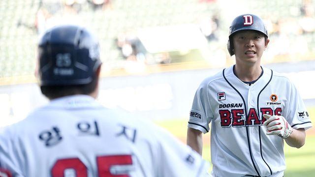 '베어스 왕조' 동료들, '니느님'에 승리 선물…