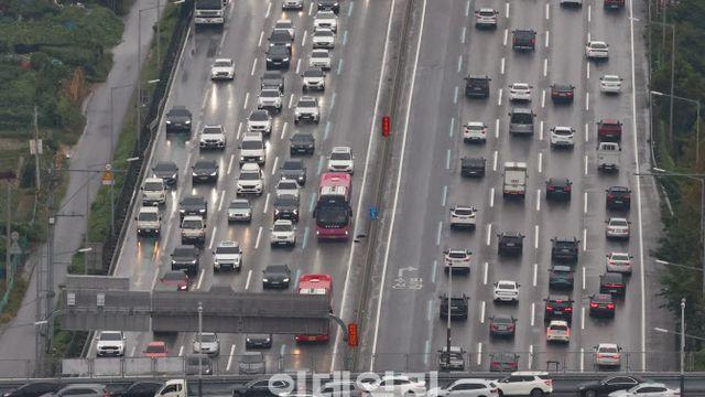 연휴 첫날, 일가족 3명 탄 차량 빗길 추락…1명 숨져