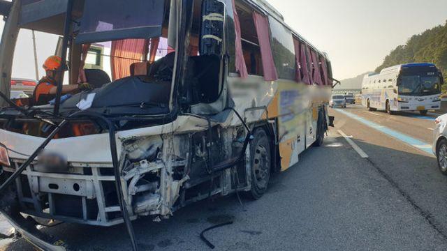 남해고속도로 가드레일에 '쾅'… 고속버스 충돌 22명 부상