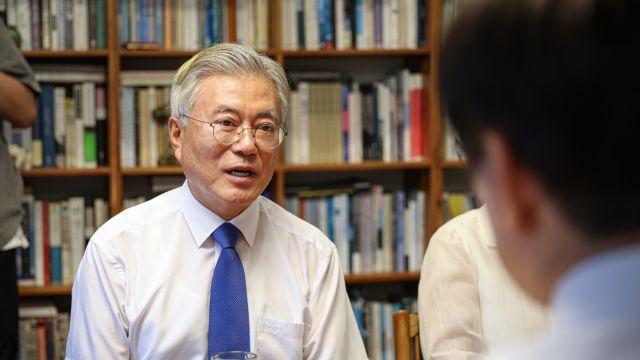 '뼈 때리는' 문재인 