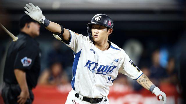 [월간 MVP] 박용택 타격폼으로 '영웅'이 됐다, 즐기는 김민혁 