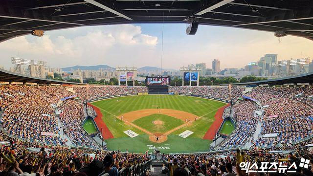 '꿈의 1000만' 관중, KBO리그와 팬들이 해냈다…암흑기 딛고 제2의 도약 성공