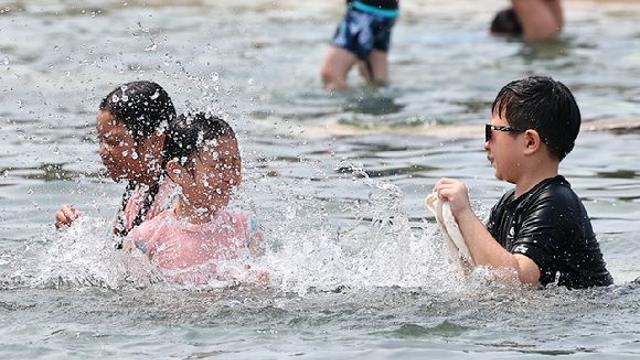 [내일날씨] 낮 최고 35도까지 오른다…곳곳에 천둥·번개 동반한 비