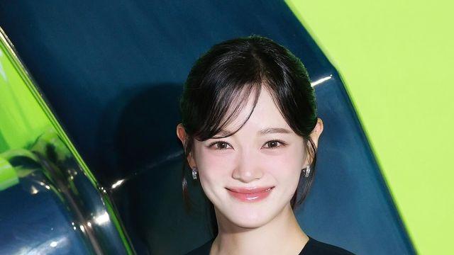 김세정, 세련된 블랙 미니 드레스…여성미와 시크함의 완벽 조화