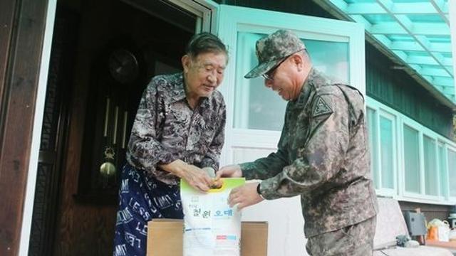 육군, 추석 맞아 6·25 참전용사 자택 방문해 위문품 전달