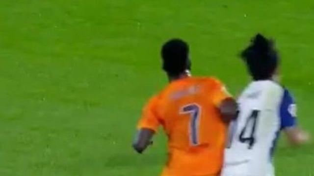 日 대충격! 비닐신, 구보에 달려가 '몸통박치기'→괴롭히기…일본 축구팬, '보복 플레이'에 뿔났다