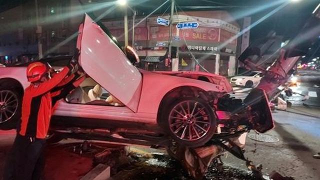 전북서 음주운전 20대 신호등 들이받아…3명 경상