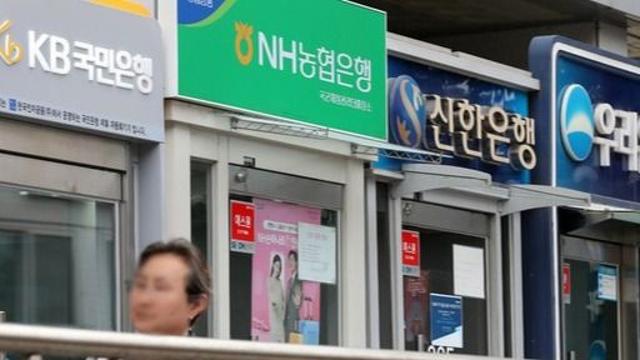 사라져가는 은행 ATM에 금융소외계층 접근성 ‘우려’ 커져