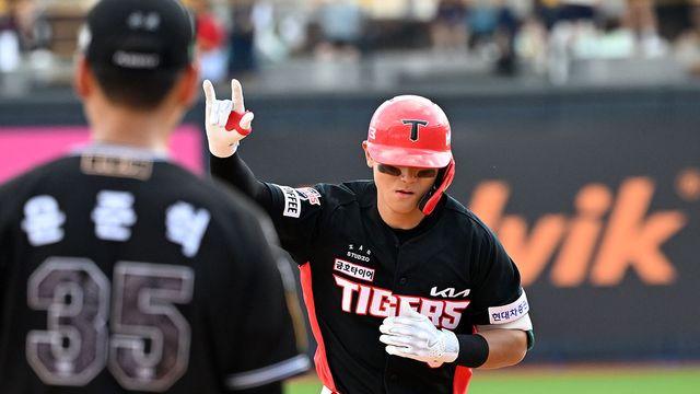 [속보] 김도영, 36호 이어 37호포 폭발!…40-40 한 번 가보자! KIA 국내 선수 '최다 홈런' 신기록 (수원 현장)