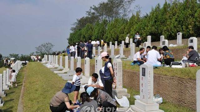 북한 추석 연휴는 17일 딱 하루 '성묘 가는 날'