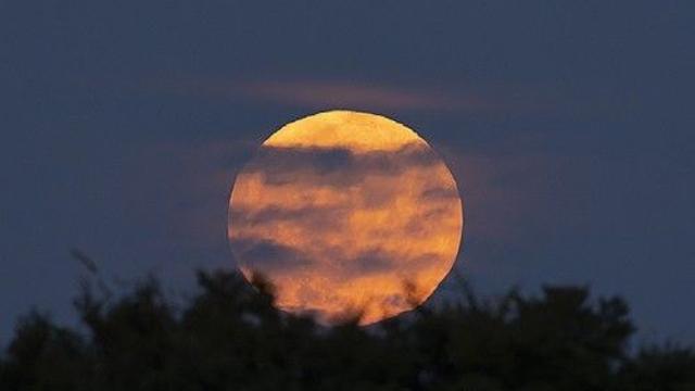 [날씨] 구름 사이 추석 보름달 '빼꼼'…늦더위 속 곳곳 소나기