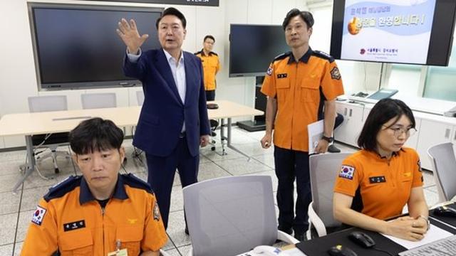 윤 대통령, 명절 연휴에 고생하는 국민들 직접 만났다