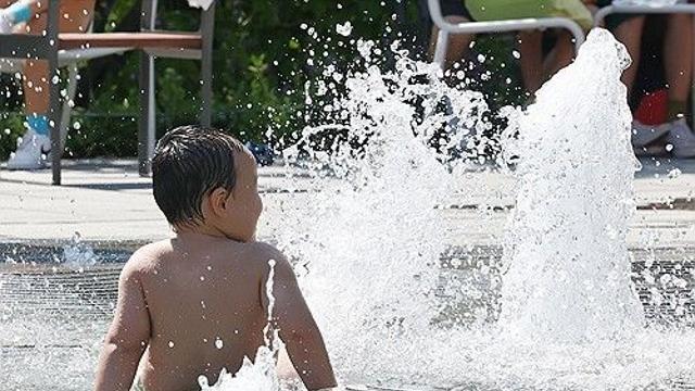 한가위 구름 사이 보름달…늦더위 속 곳곳 무더위