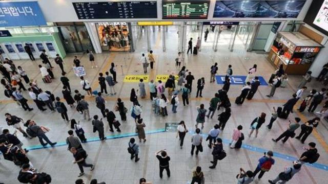 수도권 전철 1호선 전동차 밖 지붕서 연기…승객 300여명 대피 소동 