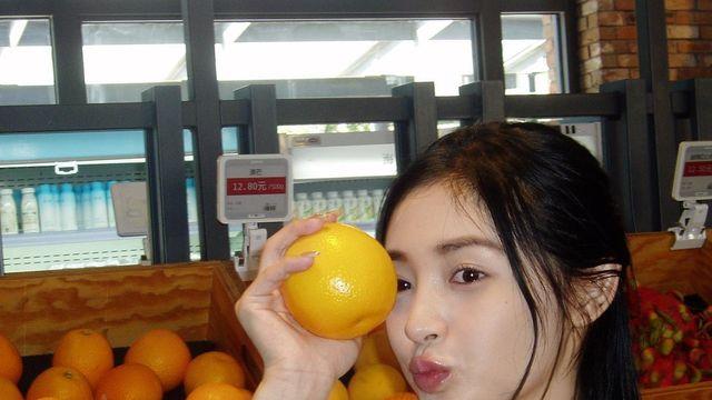 주결경, 밀착 원피스와 함께한 청순+여유로운 산책 일상 공개