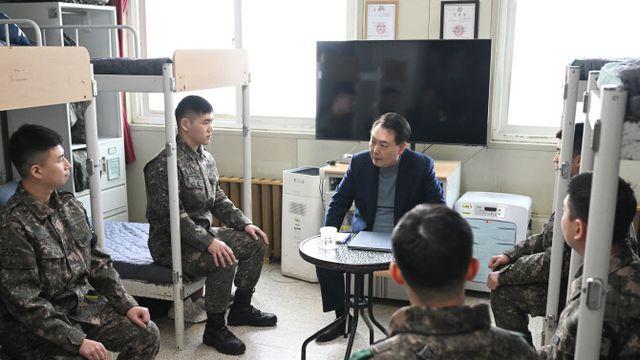 尹, 명절 맞아 軍부대 방문…