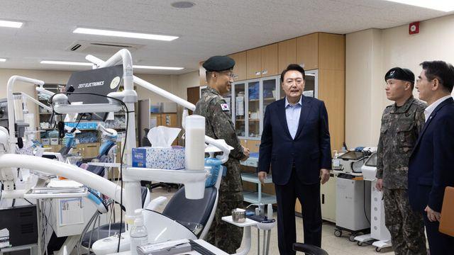 尹 대령, 의료지원 시행 중인 15사단 의무대대 격려