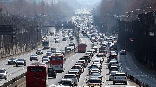 [고속도로 교통상황] '귀경길 정체' 오후 3~4시 절정...부산 10시간 소요