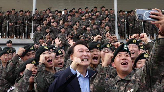 윤 대통령, 추석 맞아 최전방 15사단 방문…군 장병 격려