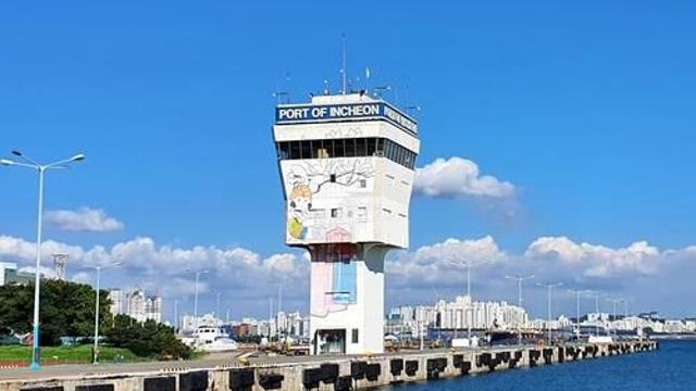 준공 50주년 인천항 갑문…입출항 급감해 하루 5척 이용