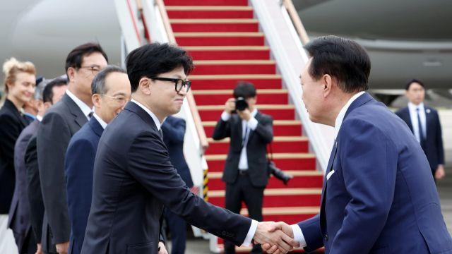尹대통령 부부 체코로 출국…환송나온 한동훈과 악수