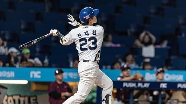 NC 천재환, 한화 류현진 상대로 첫 만루홈런 폭발