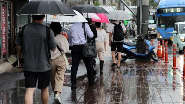 출근길 전국에 강한 비…