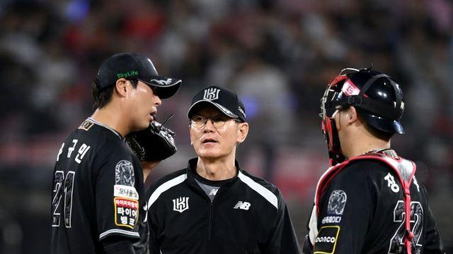 투수 교체하는 이강철 감독