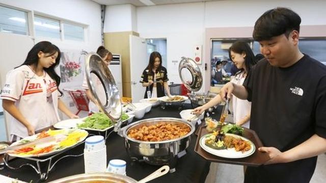 추신수, SSG 프런트 등 관계자 150명 위해 저녁 식사·선물 준비