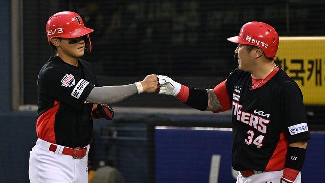 김도영, 200안타 레전드 선배와 나란히 섰다…1회 중앙 담장 직격 3루타→시즌 135득점 KBO 최다 타이 달성 [잠실 현장]