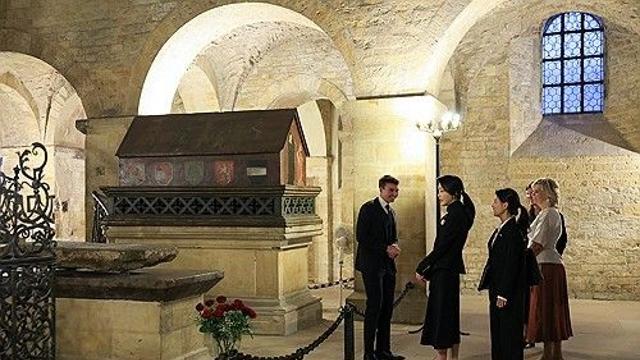 김건희 여사, 체코서 고서 복원 시연회 참관… 한지 우수성 소개