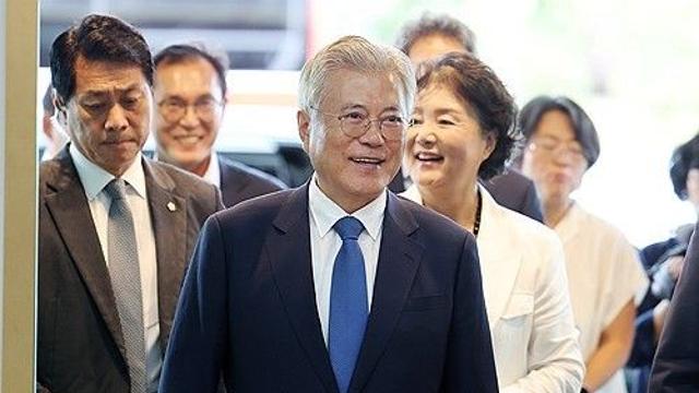 이틀 연속 공개행보 文, 檢수사 언급 없이 정부 대북정책만 비판