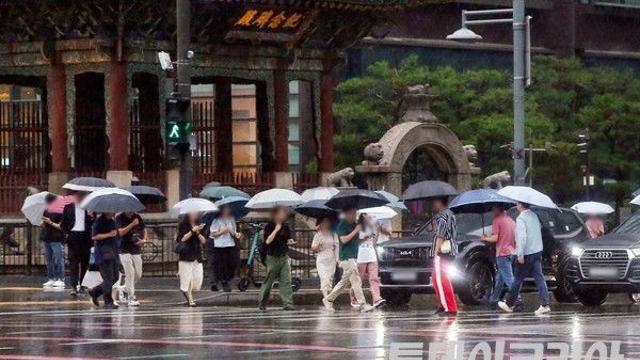 [오늘의 날씨] 전국 최대 200㎜ 거센 비···드디어 더위 꺾인다