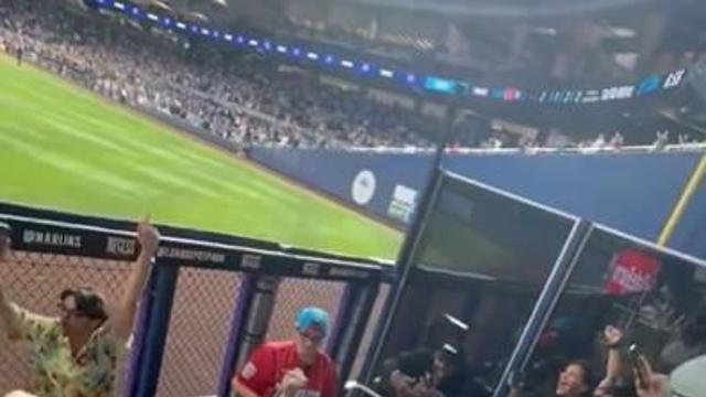 오타니 50호 홈런공 주운 관중, 경기장 떠났다…40억원 넘을까